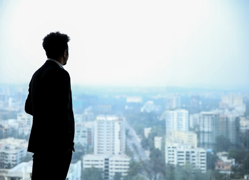 Şehir manzarasına bakan profesyonel